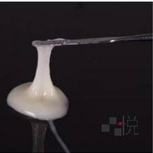 被棍子沾起的臨時假牙白色糊狀材料